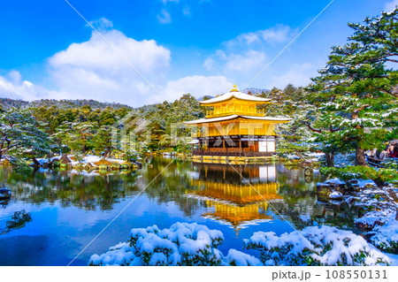 雪化粧した金閣寺 108550131