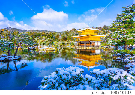 雪化粧した金閣寺 108550132