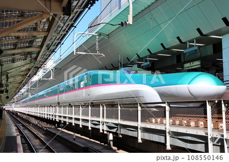 東京駅20番線の東北・北海道新幹線E5系　はやぶさ、はやて、やまびこ、なすの　東京都千代田区丸の内 108550146
