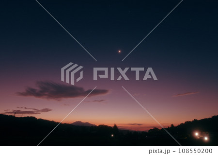 北杜市白州町から見る茅ヶ岳の明け行く空に燦然と輝く明けの明星 108550200