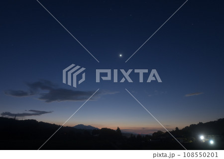 北杜市白州町から見る茅ヶ岳の明け行く空に燦然と輝く明けの明星 108550201
