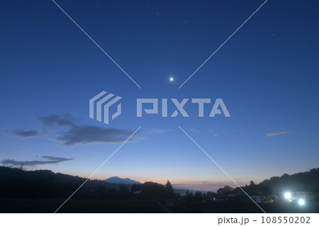 北杜市白州町から見る茅ヶ岳の明け行く空に燦然と輝く明けの明星 108550202