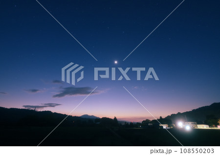 北杜市白州町から見る茅ヶ岳の明け行く空に燦然と輝く明けの明星 108550203