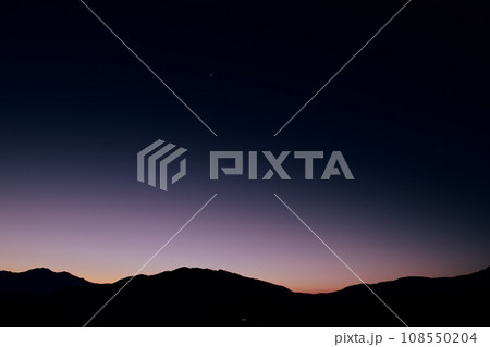 北杜市白州町から見る茅ヶ岳の明け行く空に燦然と輝く明けの明星 108550204