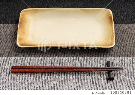 左利きのセット｜ベージュ色のお皿と箸 108550291