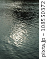 穏やかに流れる川の波紋 108550372