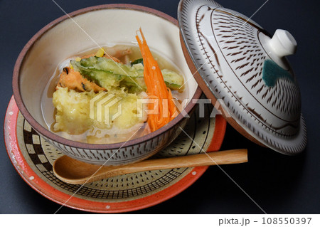 野菜の天ぷらがトッピングされた料理 108550397