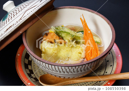 野菜の天ぷらがトッピングされた料理 108550398