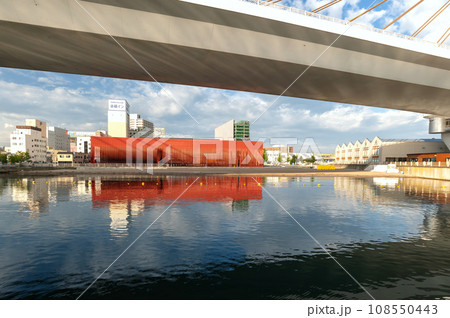 【青森港：青森ベイエリア】早朝の青森ベイエリア。あおもり駅前ビーチ附近 108550443