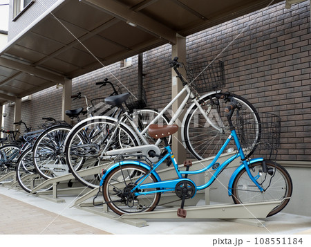 集合住宅の駐輪場 108551184