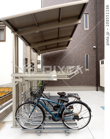 集合住宅の駐輪場 108551186