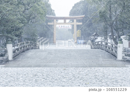 雪が降る日の橿原神宮 第二鳥居 雪が降る日の橿原神宮 第二鳥居 108551229