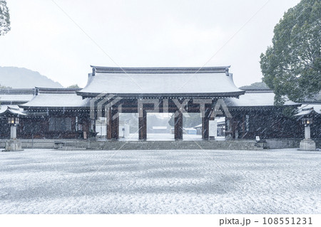 雪が降る日の橿原神宮　南神門 108551231