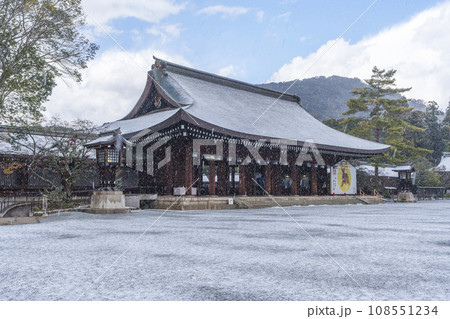 雪が降る日の橿原神宮　外拝殿 108551234