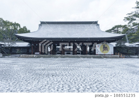 雪が降る日の橿原神宮　外拝殿 108551235