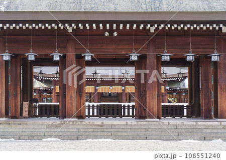 雪が降る日の橿原神宮 内拝殿 雪が降る日の橿原神宮 内拝殿 108551240