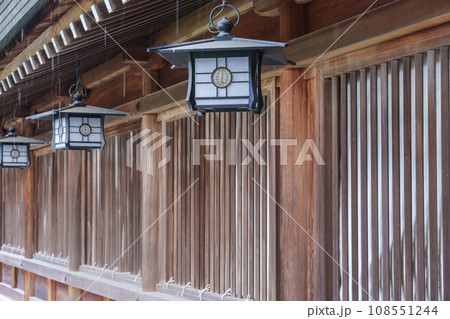 橿原神宮　吊燈籠　廻廊 108551244