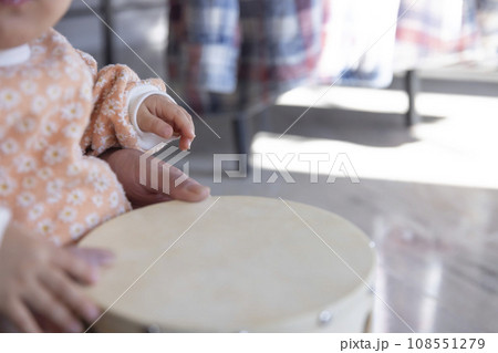 楽器を触る乳幼児の手 108551279