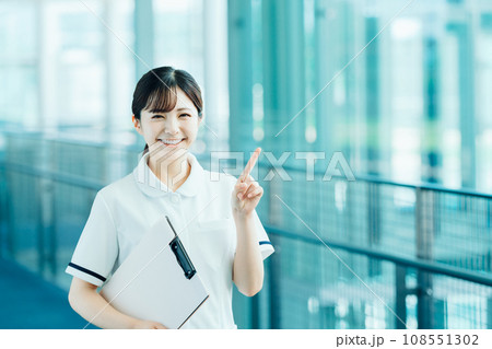 医療従事者の若い女性。 医療従事者の若い女性。 108551302