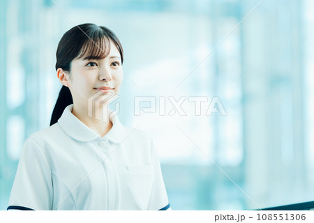 医療従事者の若い女性。 108551306
