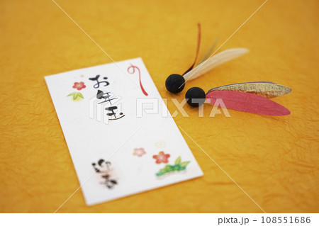 お年玉ポチ袋と羽根つきの羽根でお正月をイメージ 108551686