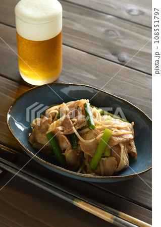 にんにくの芽と豚バラ肉の甘辛炒め 108551797