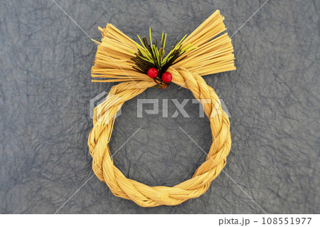 シンプルなしめ縄飾りで和風を演出 108551977