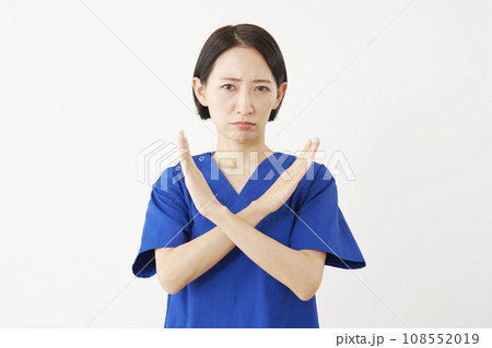 腕でばつ印をする女性の医者 白背景 腕でばつ印をする女性の医者 白背景 108552019