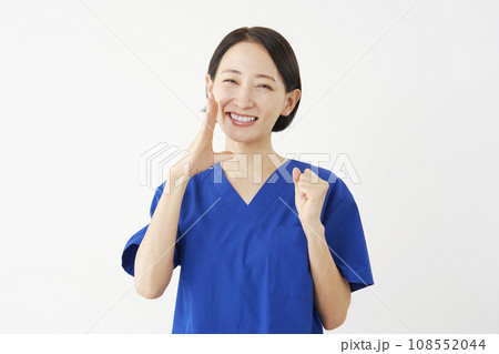 応援する女性の医者　白背景 108552044