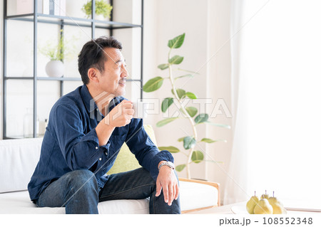 リビングで寛ぐシニア男性。 リビングで寛ぐシニア男性。 108552348