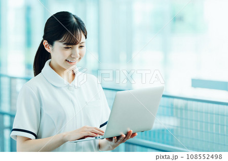 ノートパソコンを扱う若い女性医療従事者。 108552498