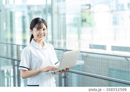 ノートパソコンを扱う若い女性医療従事者。 108552506