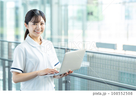 ノートパソコンを扱う若い女性医療従事者。 108552508