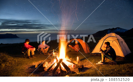 焚き火を囲む人たち（AI生成画像） 108552520