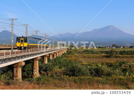 【JR西日本】キハ187系「スーパーおき」と大山（山陰本線：伯耆大山〜東山公園） 108553439