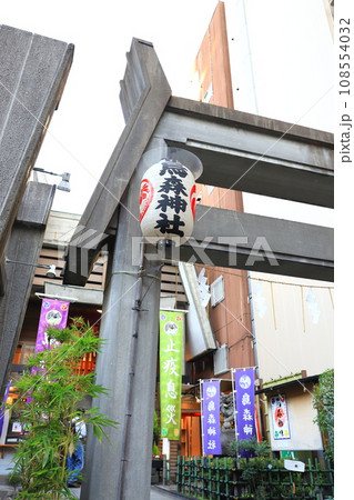 烏森神社（からすもりじんじゃ）　鳥居　港区新橋　 108554032