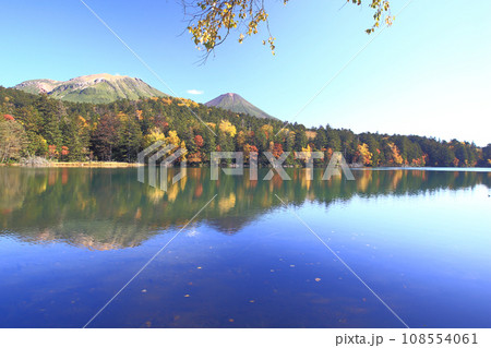 紅葉のオンネトー 108554061