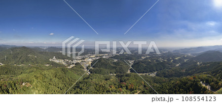 弓立山山頂からの雄大な眺め（パノラマ写真）　埼玉県ときがわ町（ドローンによる空撮） 108554123