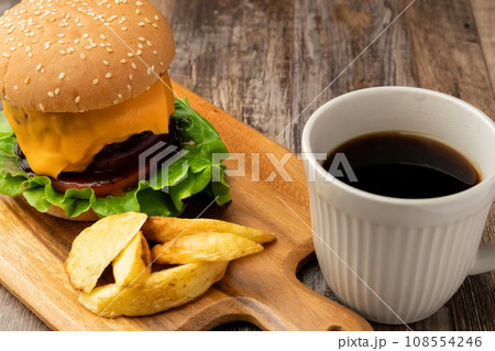 ハンバーガー  コーヒー 108554246