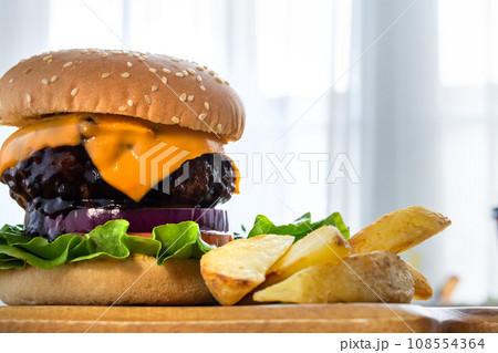 ハンバーガー 108554364