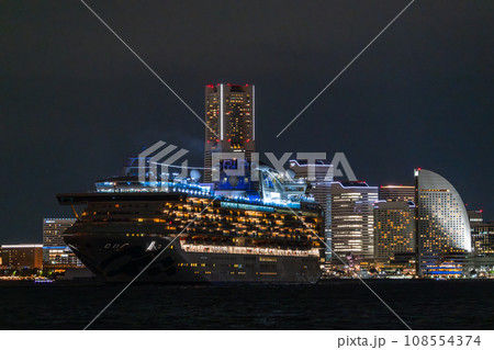 《神奈川県》出港する豪華客船と横浜の夜景 《神奈川県》出港する豪華客船と横浜の夜景 108554374