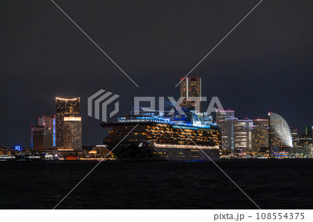 《神奈川県》出港する豪華客船と横浜の夜景 108554375