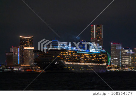 《神奈川県》出港する豪華客船と横浜の夜景 《神奈川県》出港する豪華客船と横浜の夜景 108554377