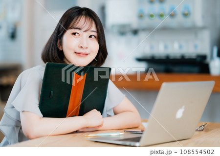 ファミレスで仕事をするビジネスウーマン 108554502