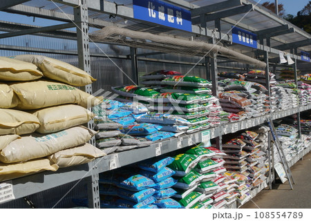 花壇や畑の土づくりに肥料をしっかりと入れましょう 108554789