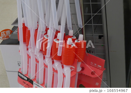 給油は少し面倒ですが、暖かい石油ストーブ。　灯油の用意お忘れなく。 108554967