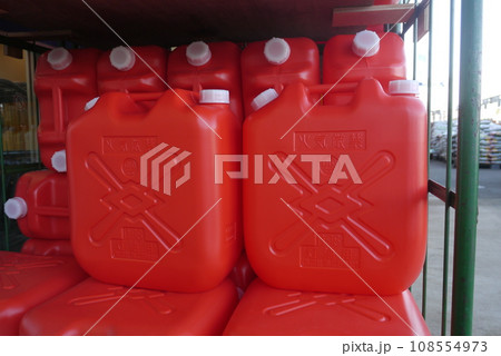 給油は少し面倒ですが、暖かい石油ストーブ。 灯油の用意お忘れなく。 給油は少し面倒ですが、暖かい石油ストーブ。 灯油の用意お忘れなく。 108554973