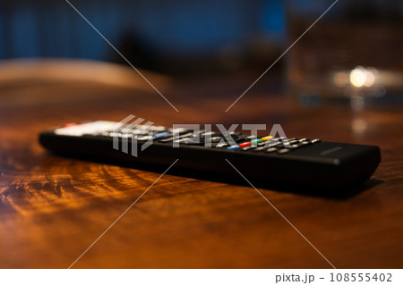 薄明かりの中に置かれたテレビのリモコン 108555402