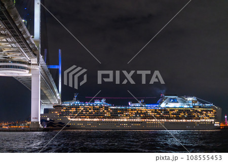 《神奈川県》出港する豪華客船と横浜ベイブリッジ 《神奈川県》出港する豪華客船と横浜ベイブリッジ 108555453