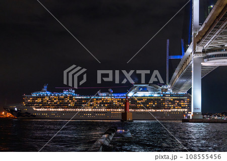 《神奈川県》出港する豪華客船と横浜ベイブリッジ 108555456
